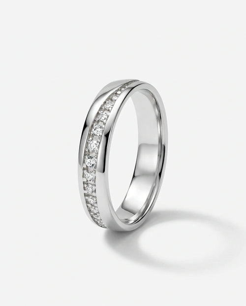 Aliança Abaulada 4mm em Prata Cravejada Diagonal com Zircônias