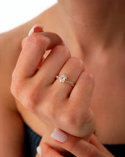 Anel de Noivado Lili Cravejado em Ouro 18K com Diamante de Laboratório 1 ct