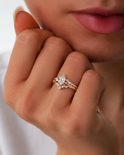 Conjunto Fleur Anel de Noivado e Aparador em Ouro 18K e Moissanites